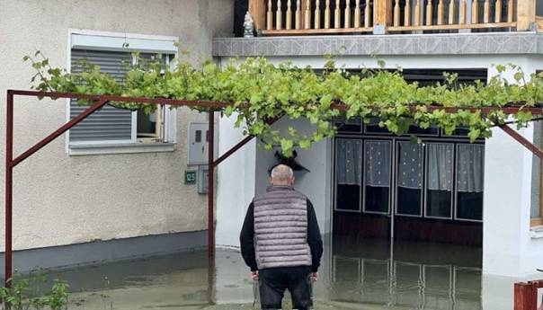 Nezapamćene poplave u USK, a padavine ne prestaju