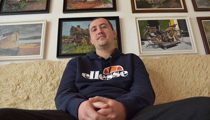 Nezaposleni ekonomista i samouki umjetnik Miloš Jagodić priprema izložbu