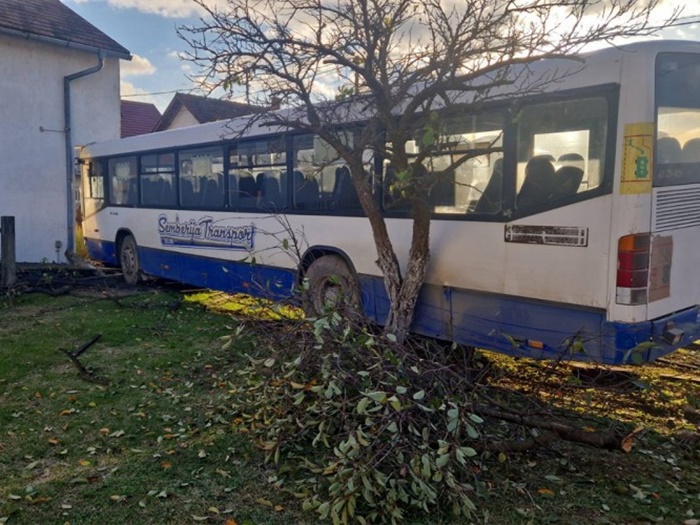 Nezgoda kod Bijeljine: Autobus udario u kuću