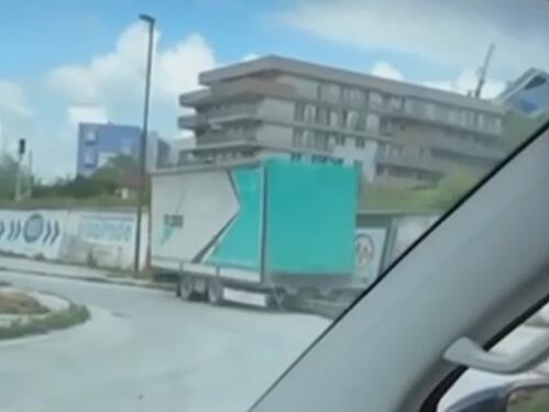 Nezgoda u Vogošći: Prikolica kamiona se otkačila i srušila rasvjetni stub