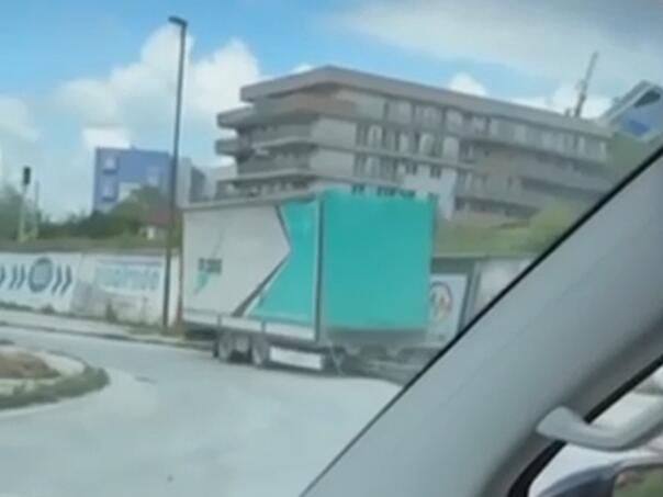 Nezgoda u Vogošći: Prikolica kamiona se otkačila i srušila rasvjetni stub