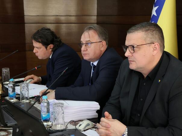 Nije tačno da se otvaraju novi uredi i radna mjesta kod premijera i zamjenika