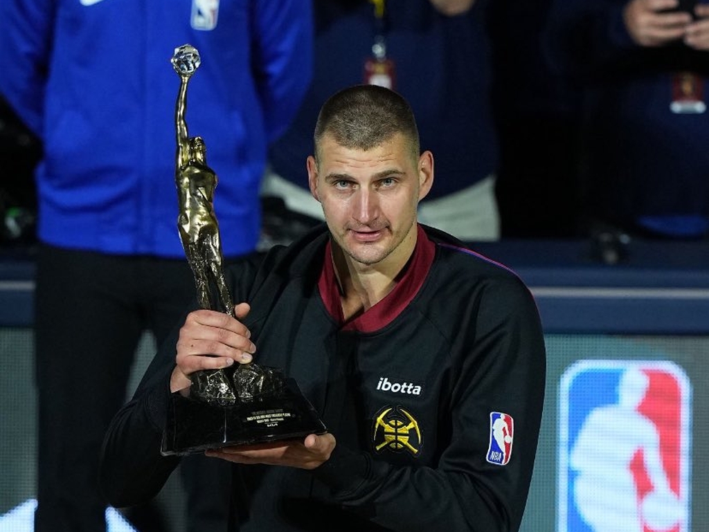 Nikoli Jokiću uručen MVP trofej, njegova reakcija je ponovo hit