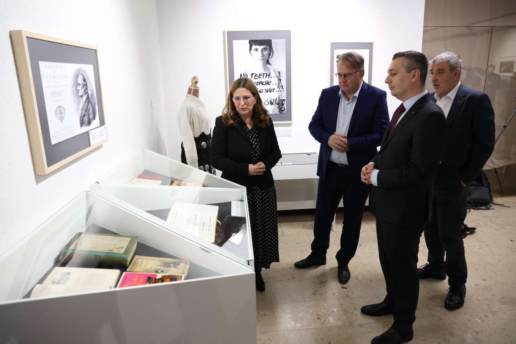 Nikšić i Dizdar posjetili izložbu 'Pod nebom vedre vjere'