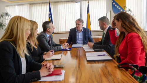 Nikšić i Dizdar s Hurtićem o zatvaranju kolektivnih centara