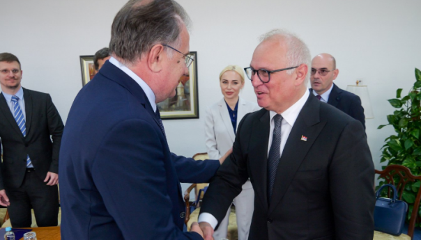 Nikšić i Vesić razgovarali o zajedničkim projektima