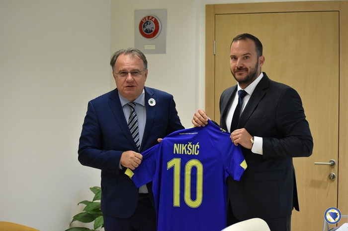 Zeljković premijeru Nikšiću uručio dres reprezentacije BiH