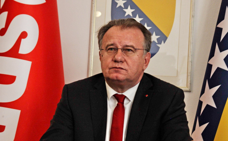 Nikšić pisao evropskim Socijalistima: Spriječite Schmidta