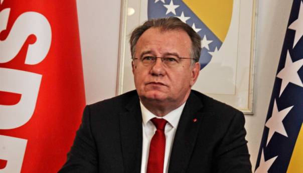 Nikšić pisao evropskim Socijalistima: Spriječite Schmidta
