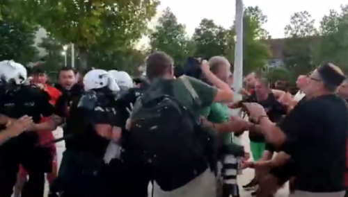 Nikšić: Policija bacila suzavac, spriječen sukob dvije grupe građana