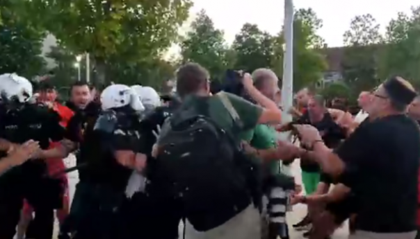 Nikšić: Policija bacila suzavac, spriječen sukob dvije grupe građana