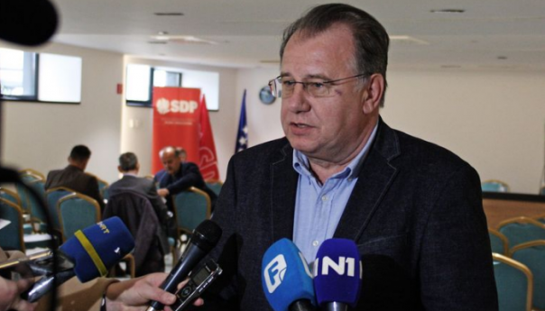 Nikšić: Rasprava o novim koalicijama gubljenje vremena