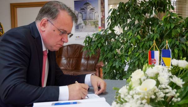 Nikšić se upisao u Knjigu žalosti u Ambasadi Srbije u Sarajevu