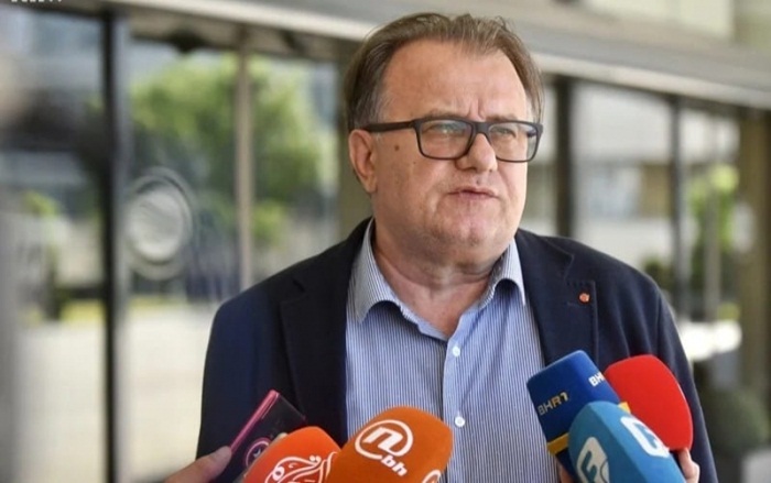 Nikšić traži ukidanje primanja svima koji blokiraju institucije