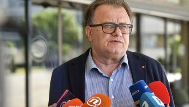 Nikšić traži ukidanje primanja svima koji blokiraju institucije