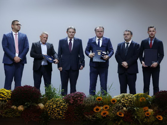 Nikšiću uručena Plaketa za zasluge i doprinos razvoju i ugledu Grada Orašja