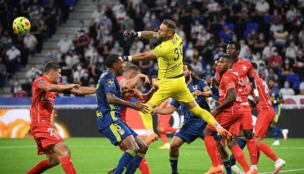 Nimes odolio napadima favorizovanog Lyona