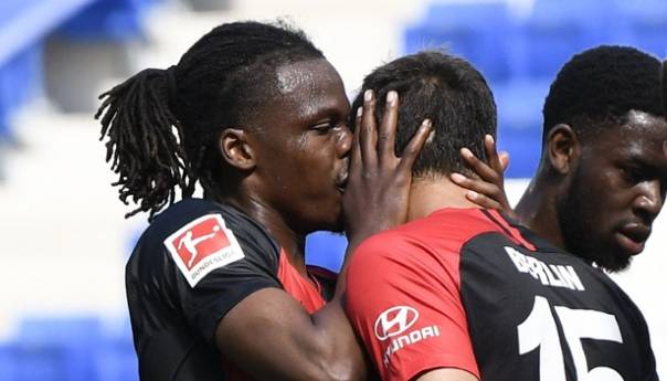 Njemačka javnost burno reagovala: Boyati prijeti kazna jer je ljubio Grujića nakon gola