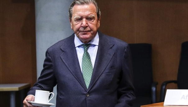 Njemačka oduzela Schroderu posebne povlastice