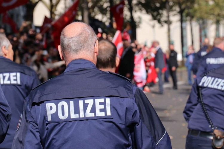 Njemačka policija spriječila patrole naoružanih ultradesničara