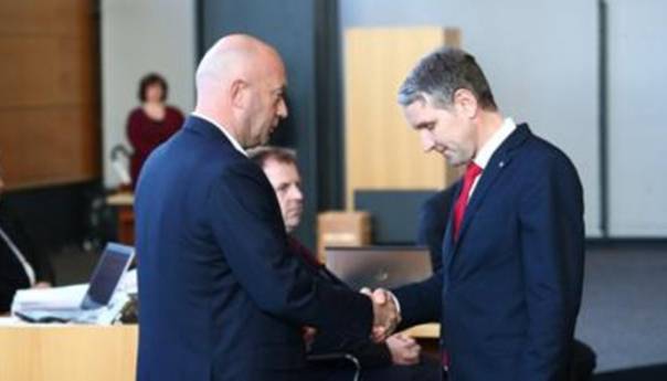 Njemačka: Premijer koga su podržali desničari drugi dan podnio ostavku