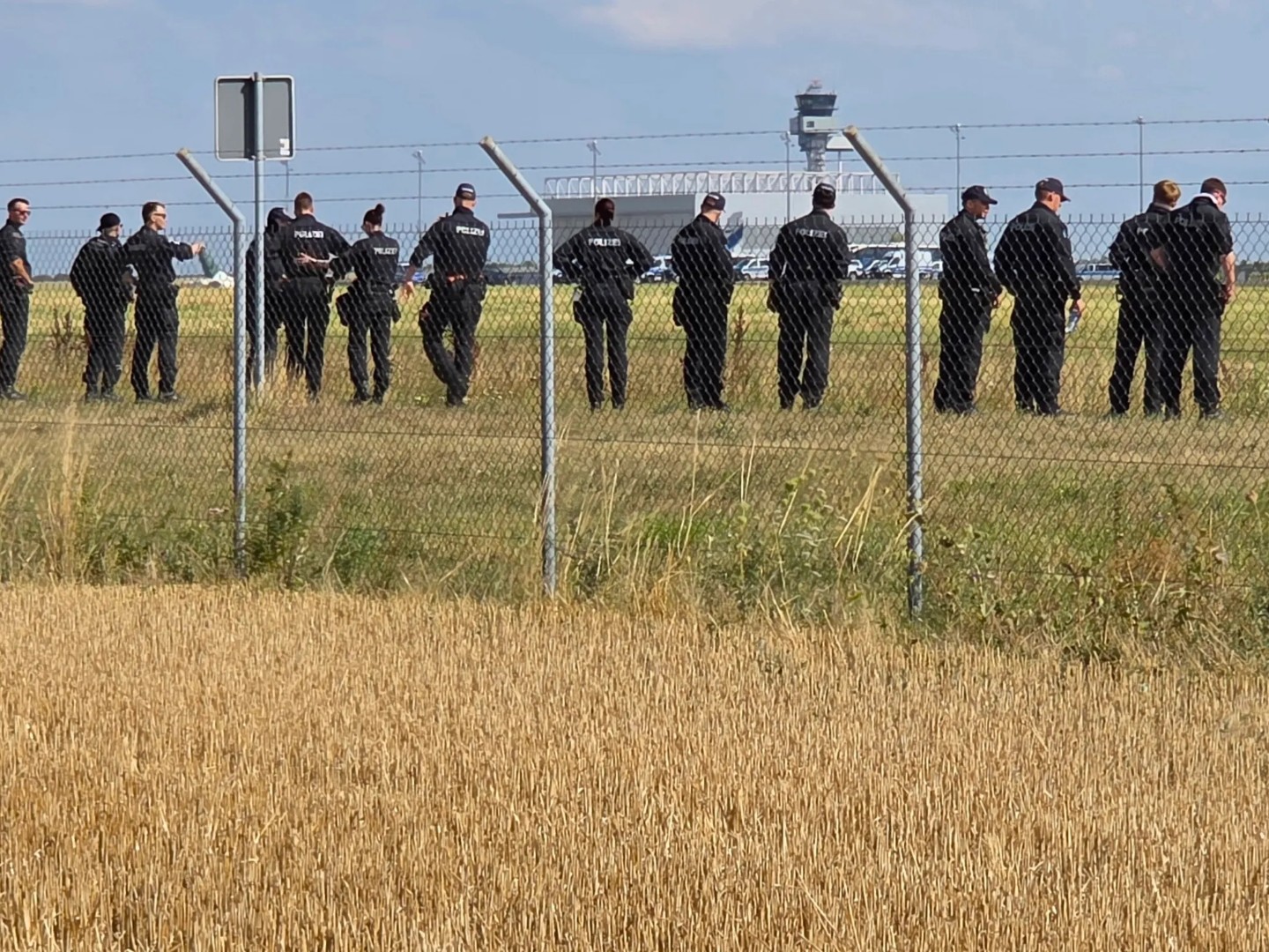 Pronađen treći dron i sumnjivi eksploziv nakon pokušaja napada na aerodrom