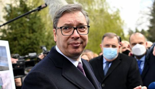 Njemački dokumentarac o Srbiji: Hvale se vakcinama, a o mrtvima se šuti