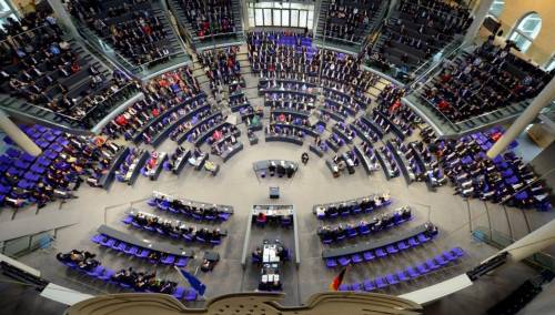Njemački parlament usvojio peticiju o isporuci teškog naoružanja Ukrajini