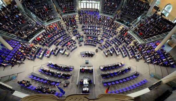 Njemački parlament usvojio peticiju o isporuci teškog naoružanja Ukrajini
