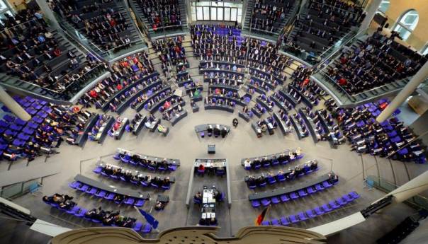 Njemački parlament usvojio peticiju o isporuci teškog naoružanja Ukrajini