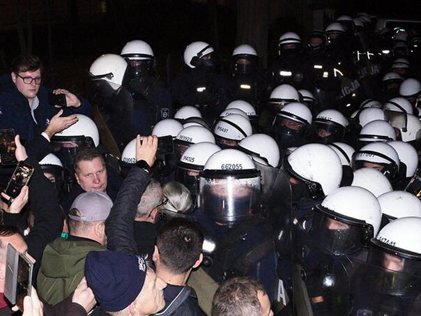 Noć haosa u Varšavi: Protesti, policija i dramatičan povratak predsjednika