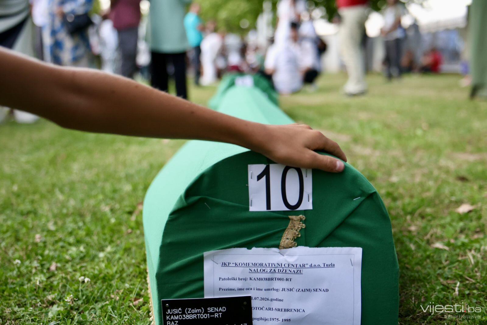 Noć pred najteži 11. juli: Tabuti žrtava genocida preneseni do Musale u MC Potočari