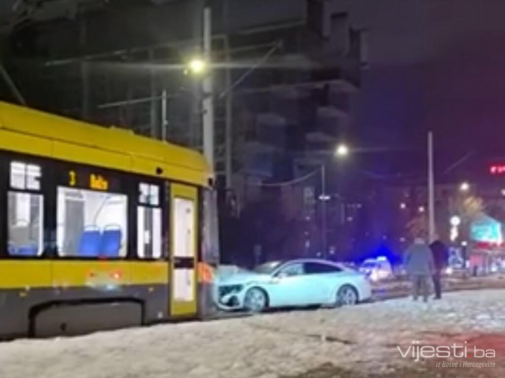 Noćna drama u Sarajevu: Auto završio na tramvajskim šinama