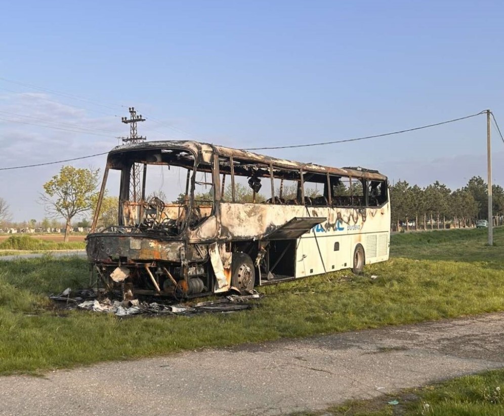 Noćni napad u Vojvodini: Zapaljen autobus prevoznika koji pomaže studentima