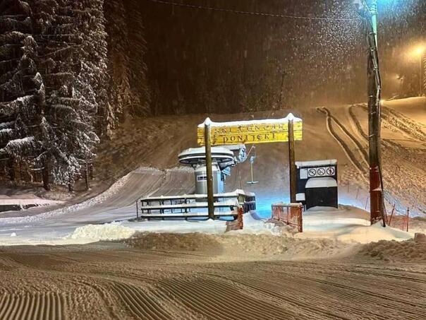 Noćnim skijanjem SKI centar Ponijeri kod Kaknja zvanično otvara novu sezonu