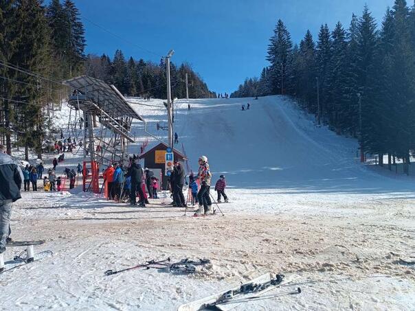 Noćnim skijanjem večeras se otvara skijaška sezona na Ponijerima