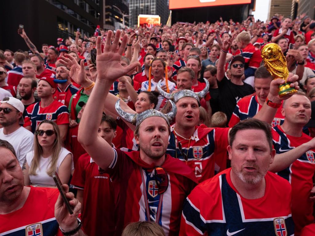 Norveški navijači izveli vikinški performans na Times Squareu