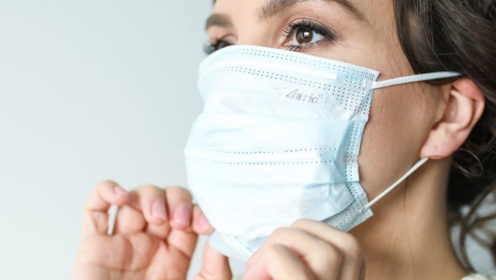 Nošenje maske dodatno iritira kožu iza ušiju, njegujte je kremama
