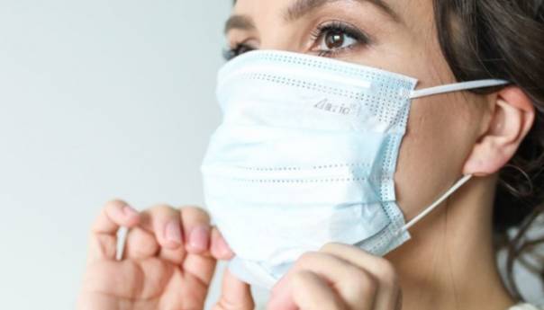 Nošenje maske dodatno iritira kožu iza ušiju, njegujte je kremama