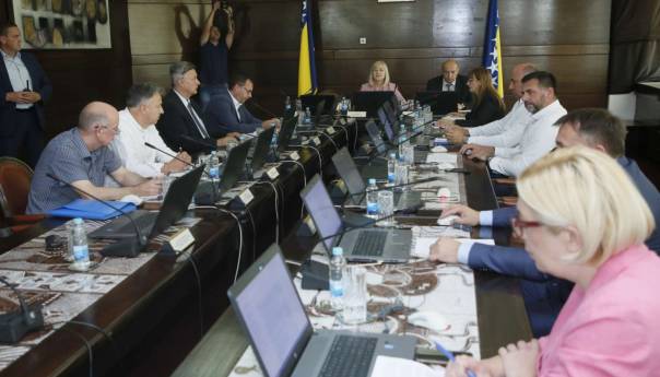 Nošenje zaštitnih maski u FBiH od danas obavezno u svim zdravstvenim institucijama