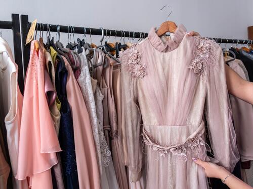 Nova akcija Pomozi.ba: Haljina i odijela za maturante kojima su najpotrebniji