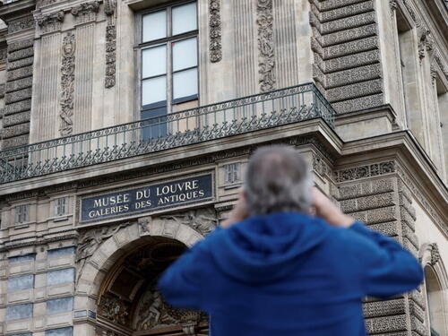 Nova atrakcija Louvrea: Prozor kroz koji su lopovi ušli i ukrali nakit vrijedan 88 miliona eura