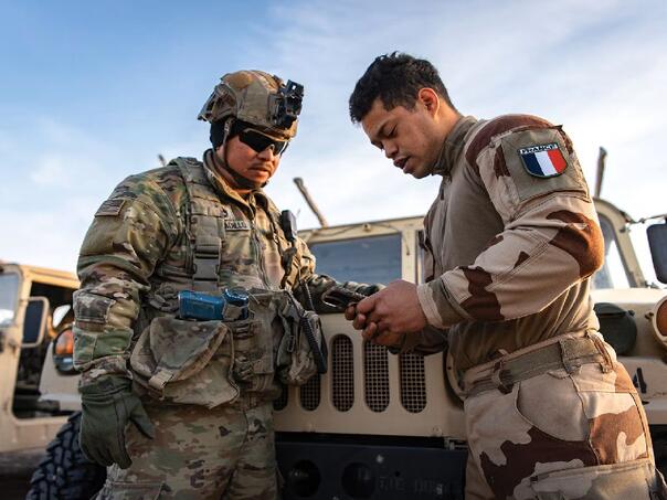 Francuska uvodi plaćenu vojnu obuku