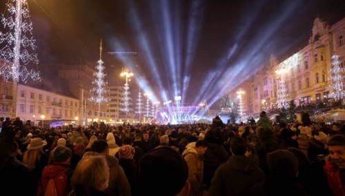 Nova godina u regiji dočekana uz vatromete i koncerte na otvorenom