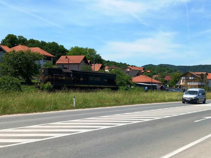 Nova nesreća na pružnom prelazu u Potpeći: Sudar lokomotive i auta