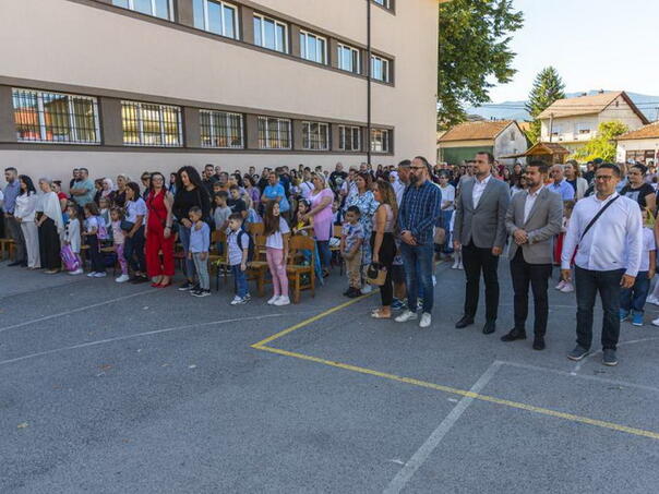 Nova školska godina u USK: 1.448 prvačića i 1.737 srednjoškolaca u novim klupama