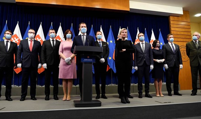 Nova slovačka vlada sa maskama i rukavicama položila zakletvu