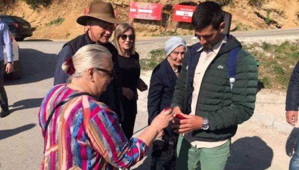 Novak Đoković izgubio u tucanju jajima