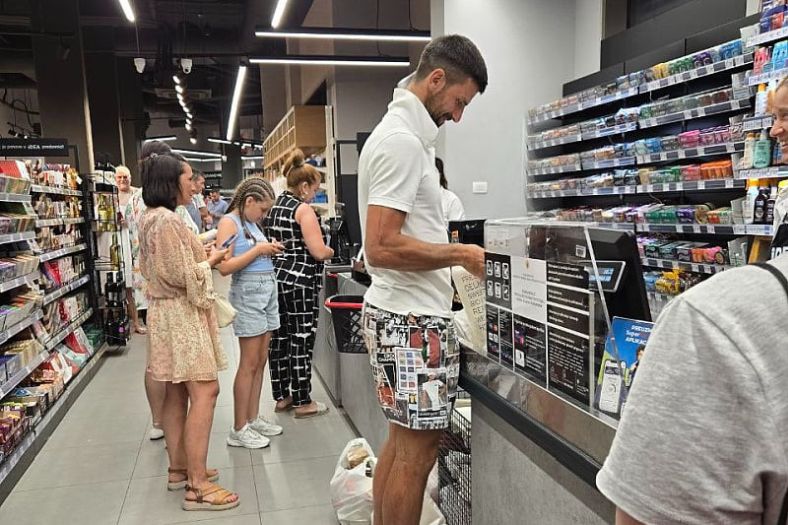 Novak Đoković uhvaćen u marketu na kasi: Isplivala hit fotografija