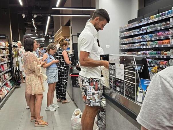 Novak Đoković uhvaćen u marketu na kasi: Isplivala hit fotografija